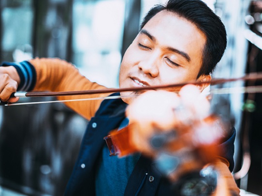 violinist smiles while playing
