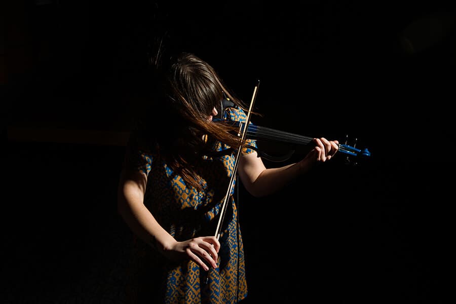 Eva Walsh playing electric violin